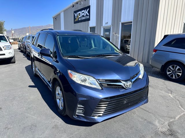 2019 Toyota Sienna LE FWD photo