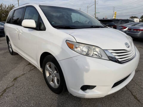 2017 Toyota Sienna LE FWD photo
