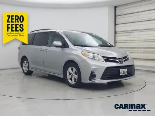 2019 Toyota Sienna LE FWD photo