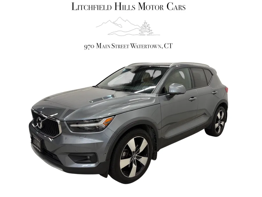 2019 Volvo XC40 Momentum AWD photo