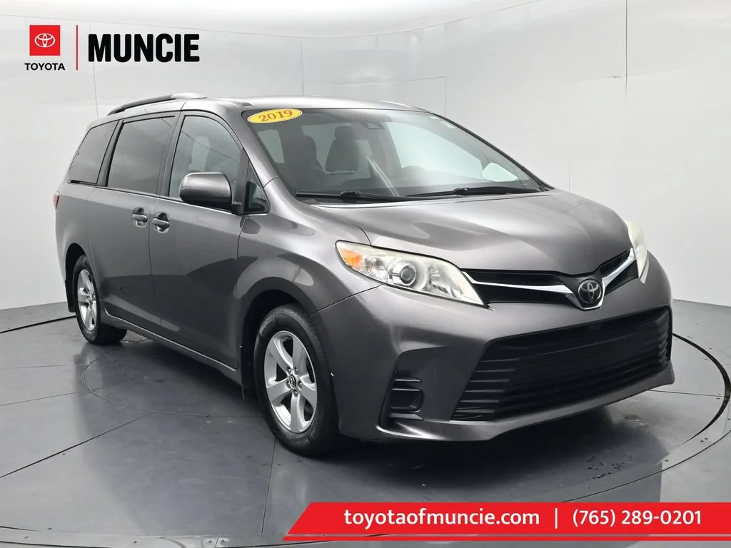 2019 Toyota Sienna LE FWD photo