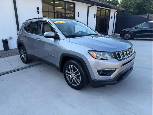 2019 Jeep Compass Latitude w/Sun/Wheel Pkg FWD photo