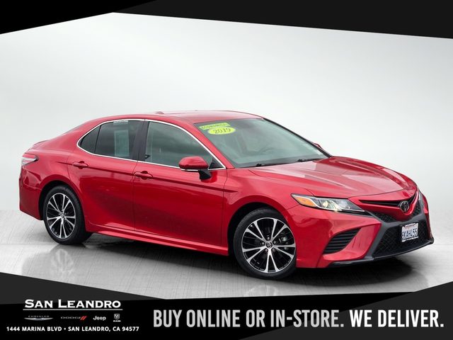 2019 Toyota Camry SE FWD photo