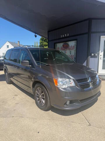 2017 Dodge Grand Caravan SXT FWD photo