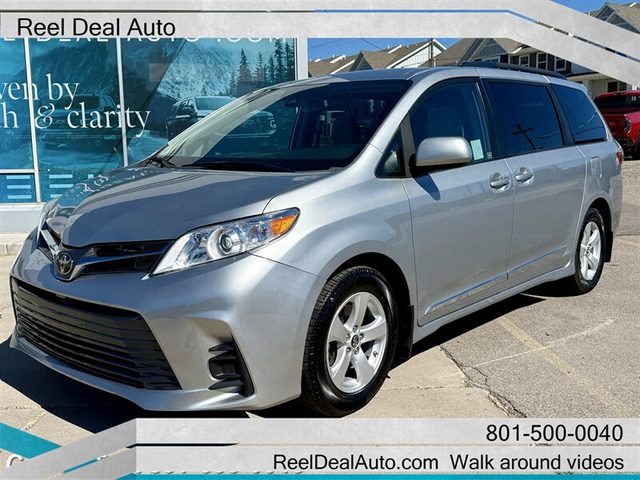 2019 Toyota Sienna LE FWD photo