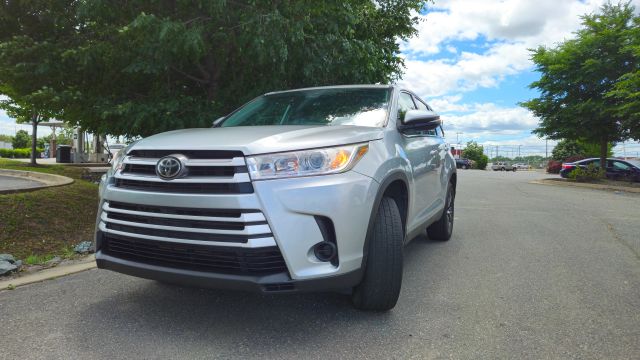 2019 Toyota Highlander LE FWD photo