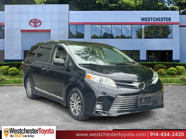 2019 Toyota Sienna XLE FWD photo