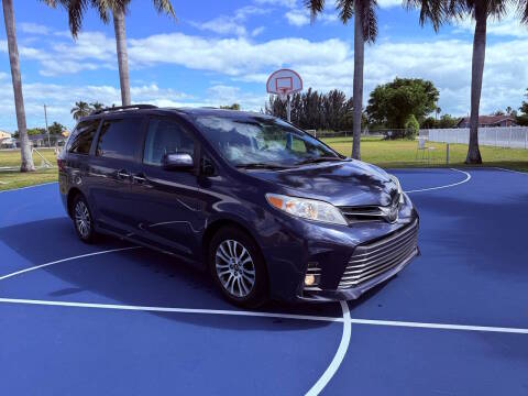 2018 Toyota Sienna XLE FWD photo