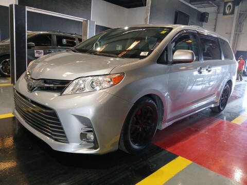 2018 Toyota Sienna XLE FWD photo