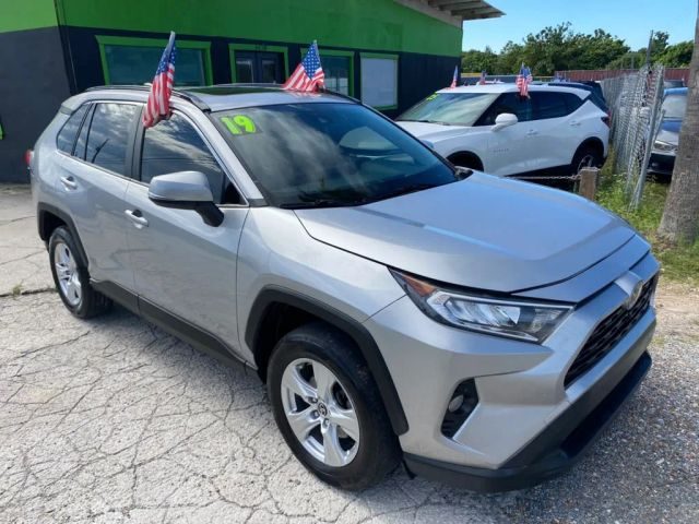 2019 Toyota RAV4 XLE FWD photo