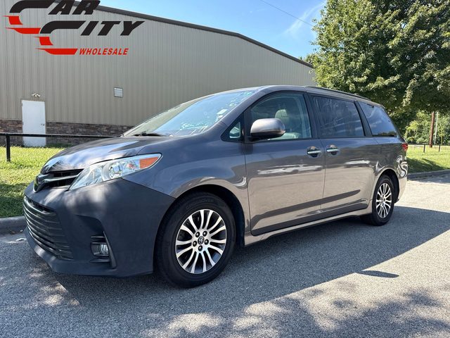 2020 Toyota Sienna XLE FWD photo