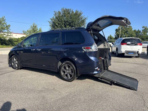 2020 Toyota Sienna SE FWD photo