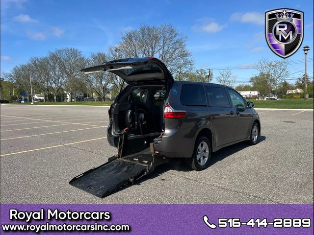 2020 Toyota Sienna L FWD photo