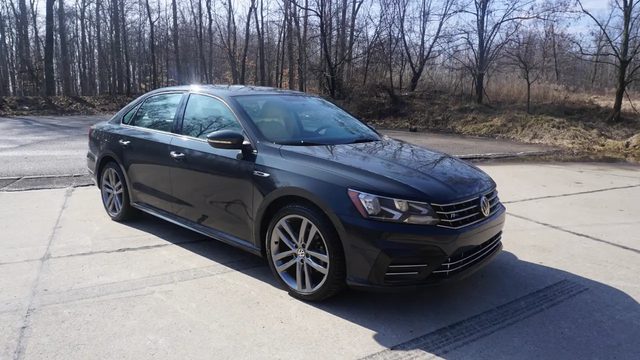 2018 Volkswagen Passat R-Line FWD photo
