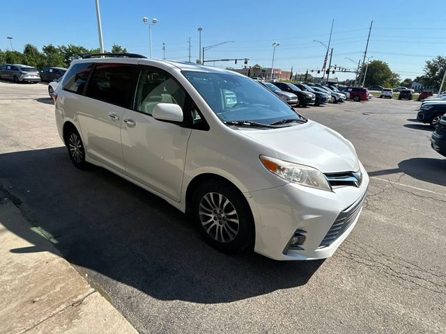 2019 Toyota Sienna XLE Premium FWD photo