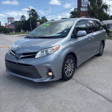 2018 Toyota Sienna XLE FWD photo