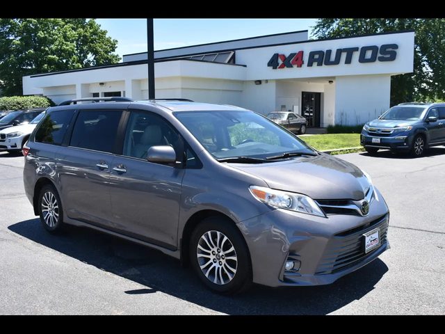 2020 Toyota Sienna XLE FWD photo