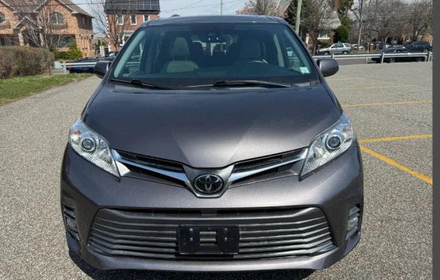 2020 Toyota Sienna XLE AWD photo