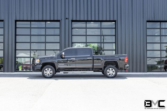 2018 GMC Sierra 2500HD SLT 4WD photo