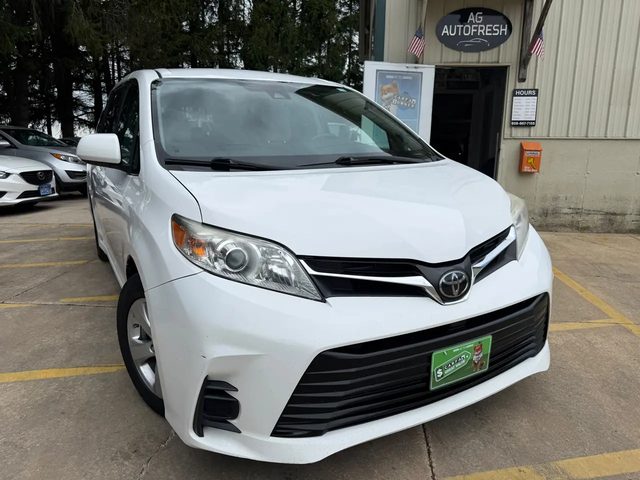 2018 Toyota Sienna LE FWD photo