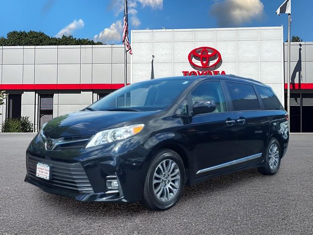 2020 Toyota Sienna XLE FWD photo