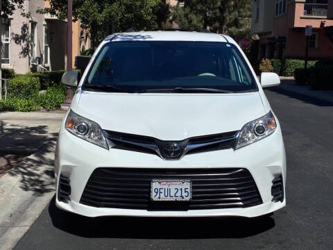 2020 Toyota Sienna LE FWD photo