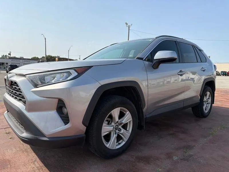 2019 Toyota RAV4 XLE FWD photo