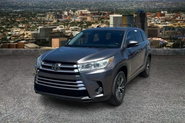 2019 Toyota Highlander LE Plus FWD photo
