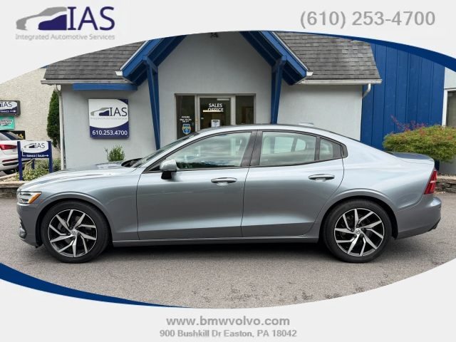 2020 Volvo S60 Momentum FWD photo