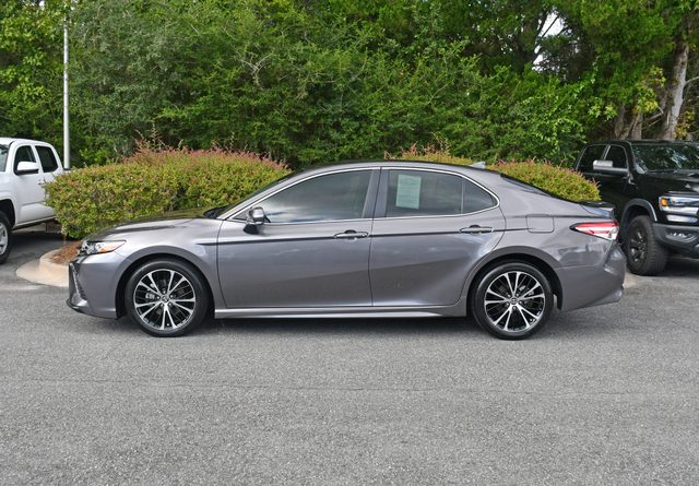 2020 Toyota Camry SE FWD photo