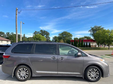 2020 Toyota Sienna XLE FWD photo