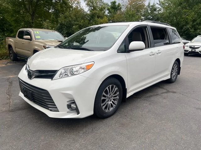 2020 Toyota Sienna XLE FWD photo
