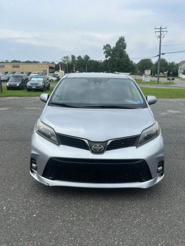 2018 Toyota Sienna SE FWD photo