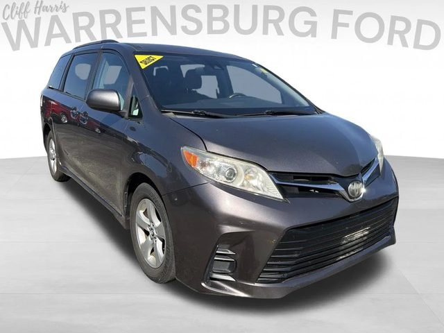 2019 Toyota Sienna LE FWD photo