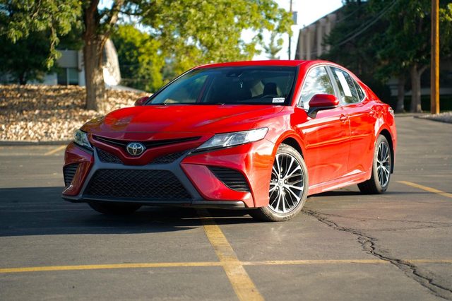 2020 Toyota Camry SE FWD photo