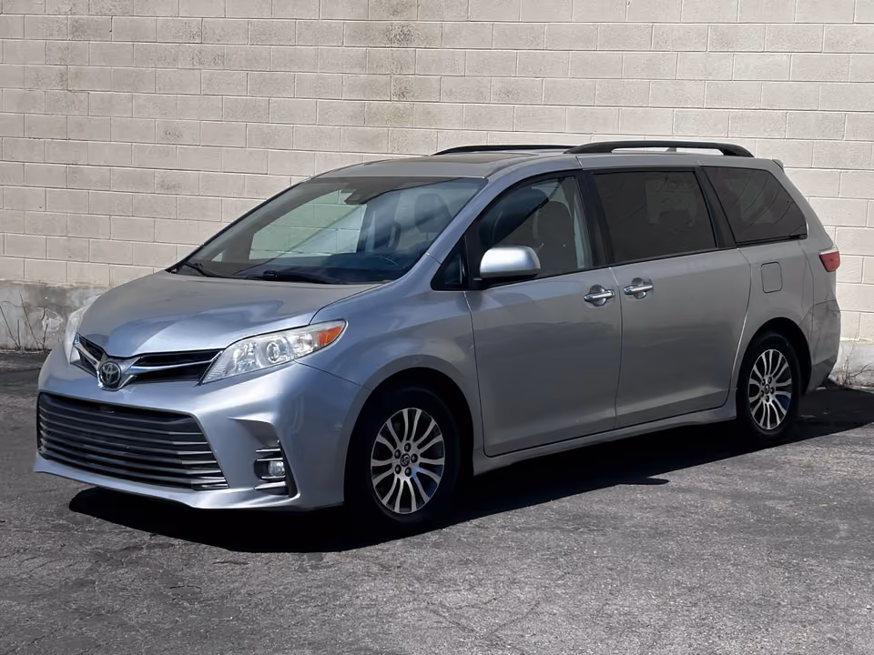 2018 Toyota Sienna XLE FWD photo