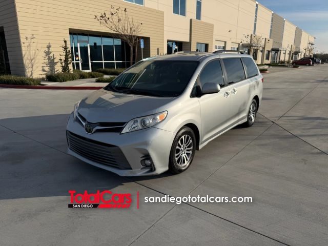 2019 Toyota Sienna XLE FWD photo
