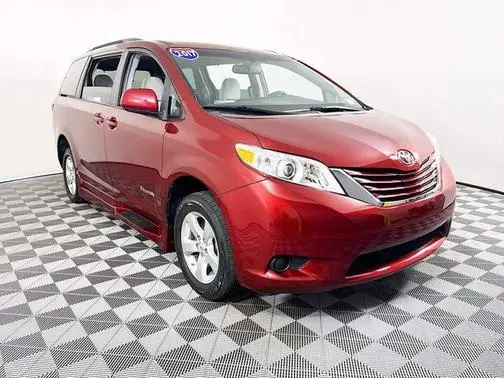 2017 Toyota Sienna LE Mobility FWD photo