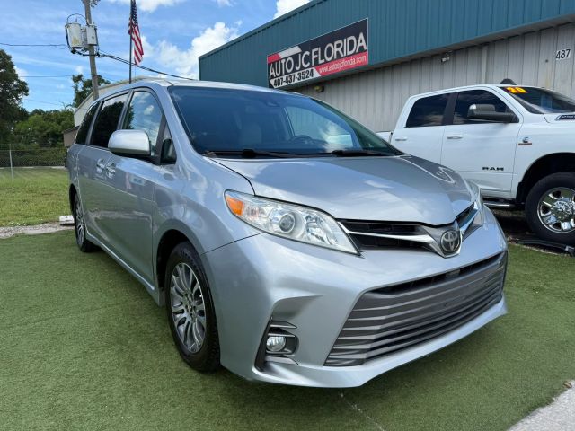 2019 Toyota Sienna XLE FWD photo