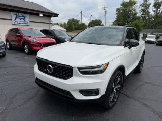 2020 Volvo XC40 R-Design FWD photo