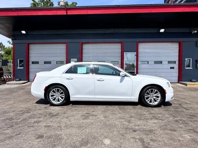 2020 Chrysler 300 Touring RWD photo