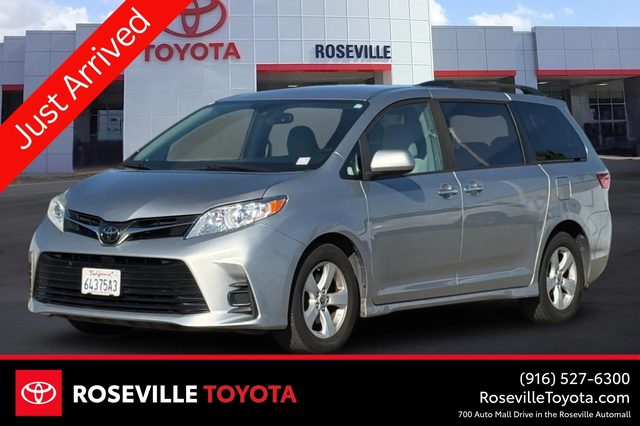 2020 Toyota Sienna LE FWD photo