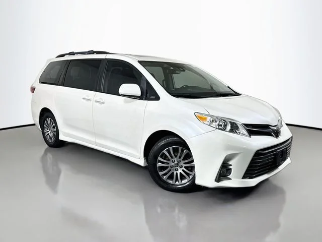 2020 Toyota Sienna XLE FWD photo