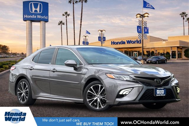 2020 Toyota Camry SE FWD photo