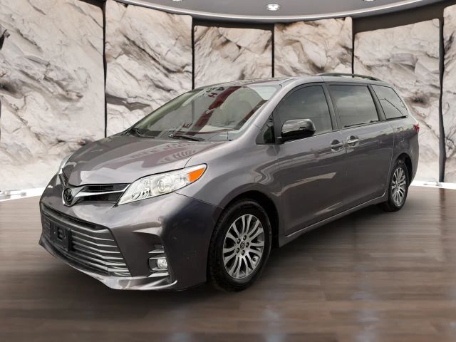 2020 Toyota Sienna XLE FWD photo