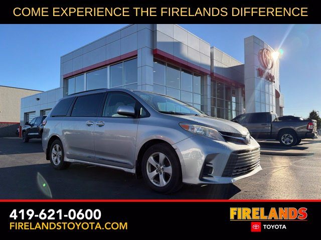 2020 Toyota Sienna LE FWD photo
