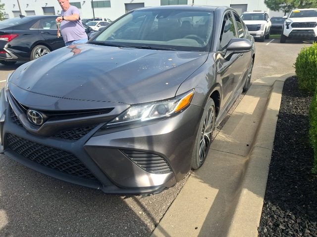 2020 Toyota Camry SE FWD photo