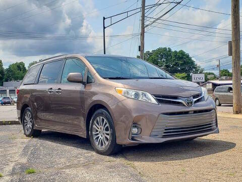 2019 Toyota Sienna XLE FWD photo