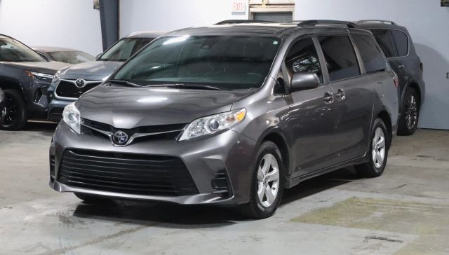 2020 Toyota Sienna LE FWD photo
