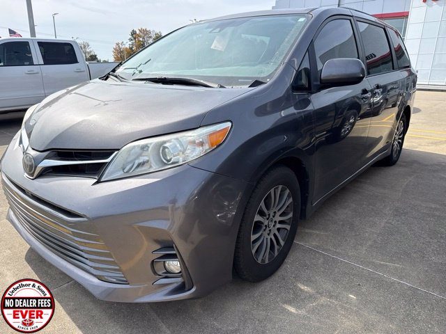 2018 Toyota Sienna XLE FWD photo
